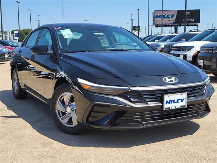 2025 Hyundai Elantra SE photo 1