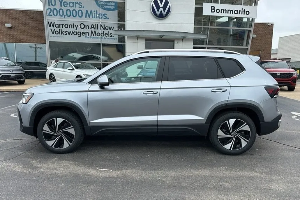 2025 Volkswagen Taos SE photo 1