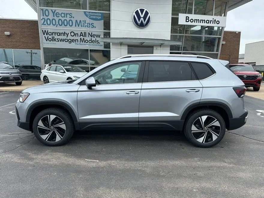 2025 Volkswagen Taos SE photo 1