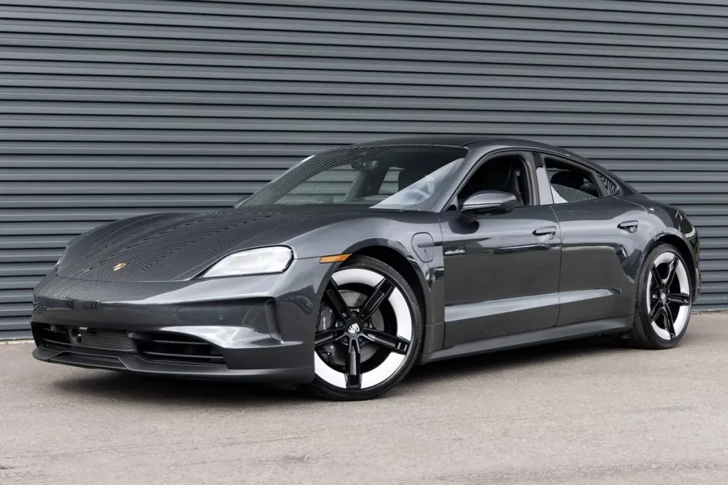 2025 Porsche Taycan photo 1