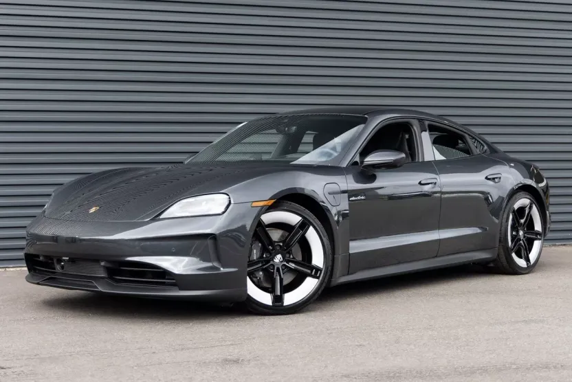 2025 Porsche Taycan photo 1
