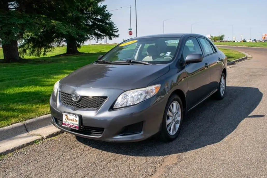 2010 Toyota Corolla LE photo 1