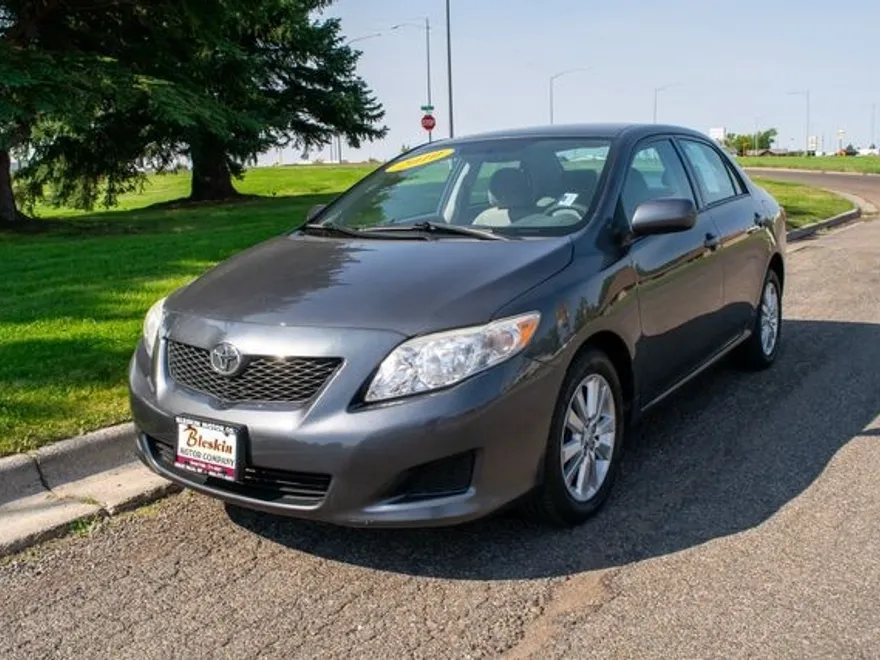 2010 Toyota Corolla LE photo 1