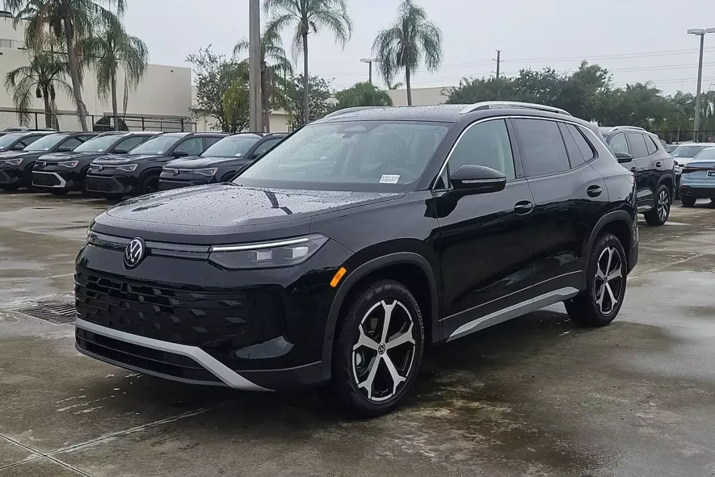 2025 Volkswagen Tiguan SE photo 1