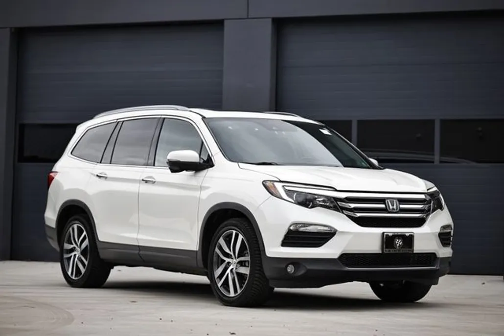 2016 Honda Pilot Touring photo 1