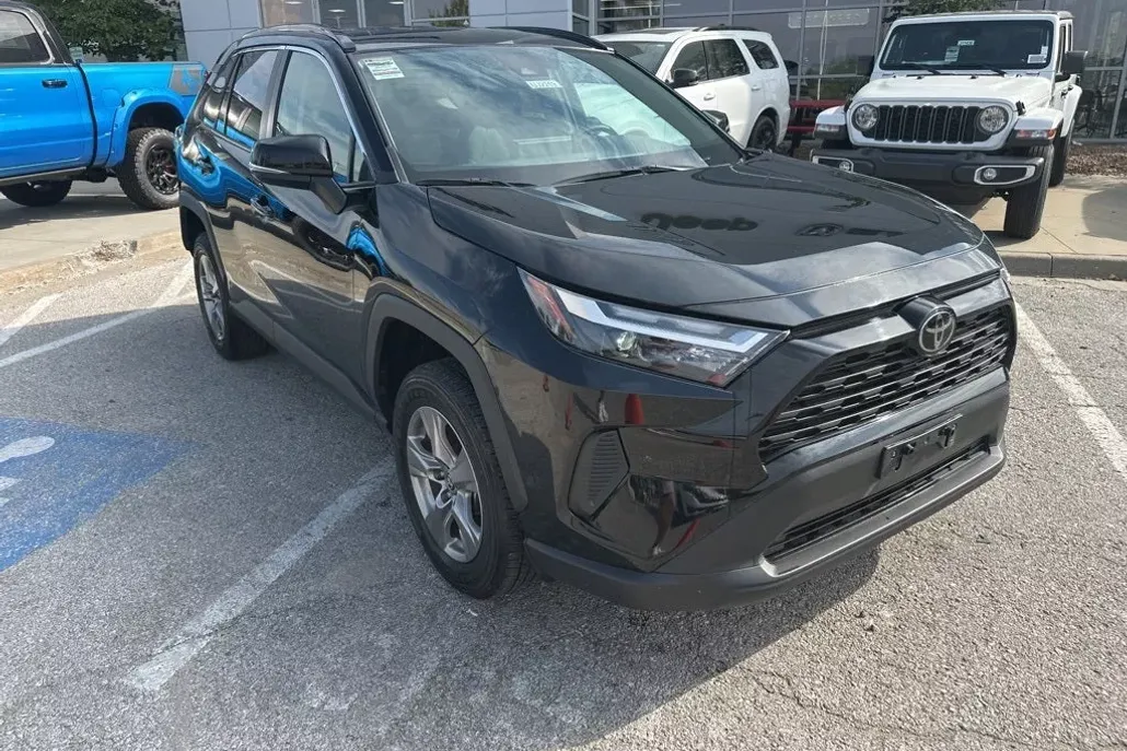 2024 Toyota RAV4 XLE photo 1