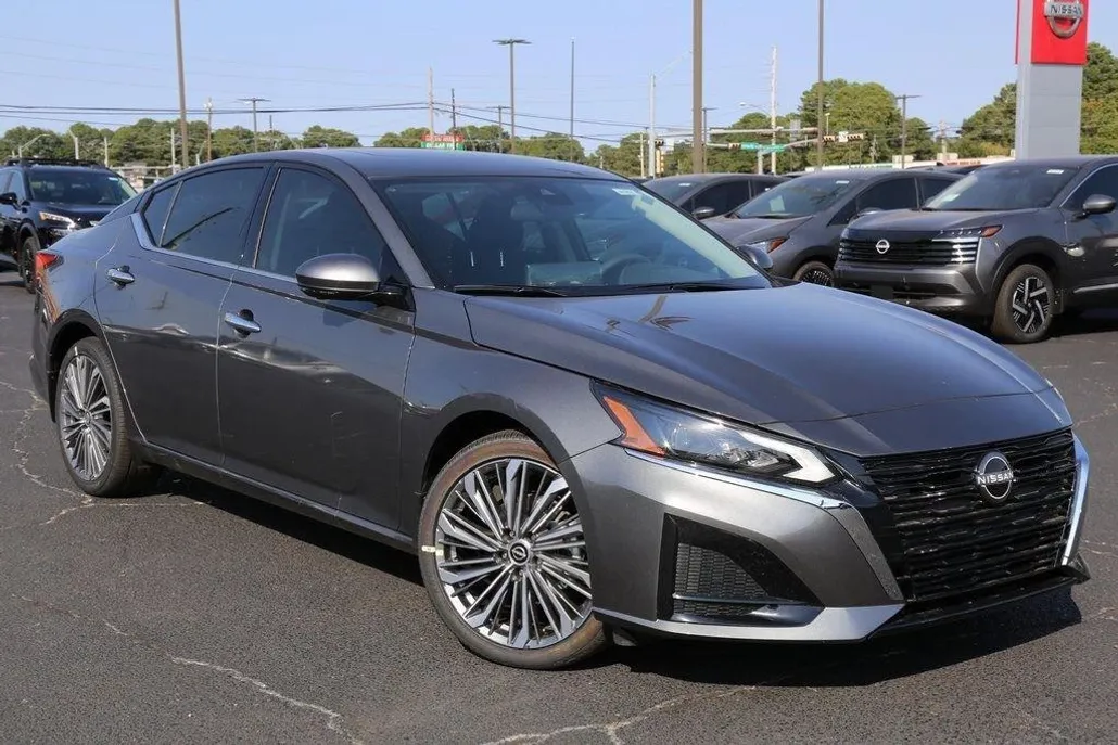 2025 Nissan Altima SL photo 1