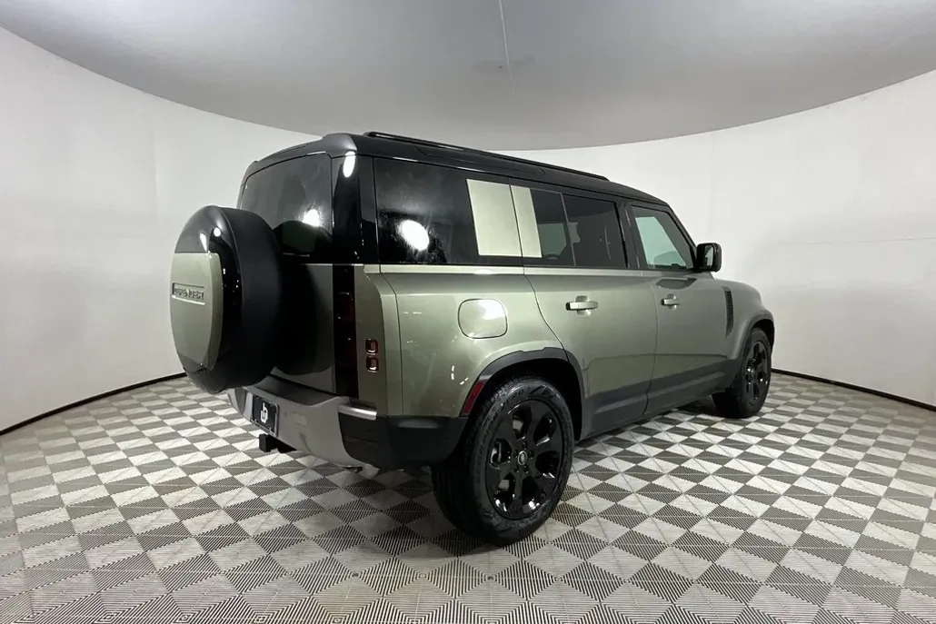 2025 Land Rover Defender 110 S photo 1