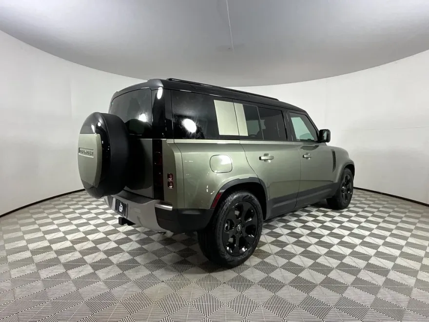 2025 Land Rover Defender 110 S photo 1
