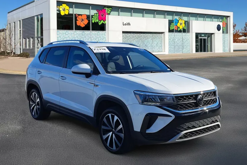 2024 Volkswagen Taos SE photo 1
