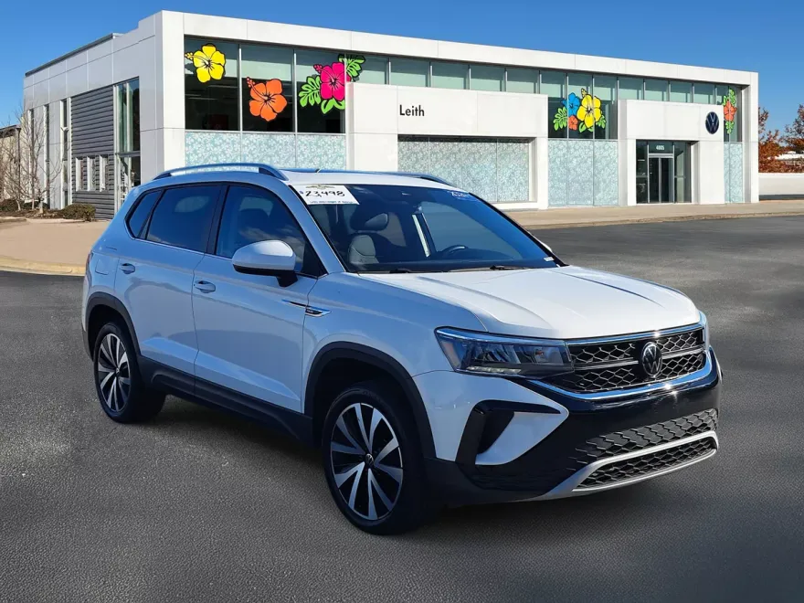 2024 Volkswagen Taos SE photo 1