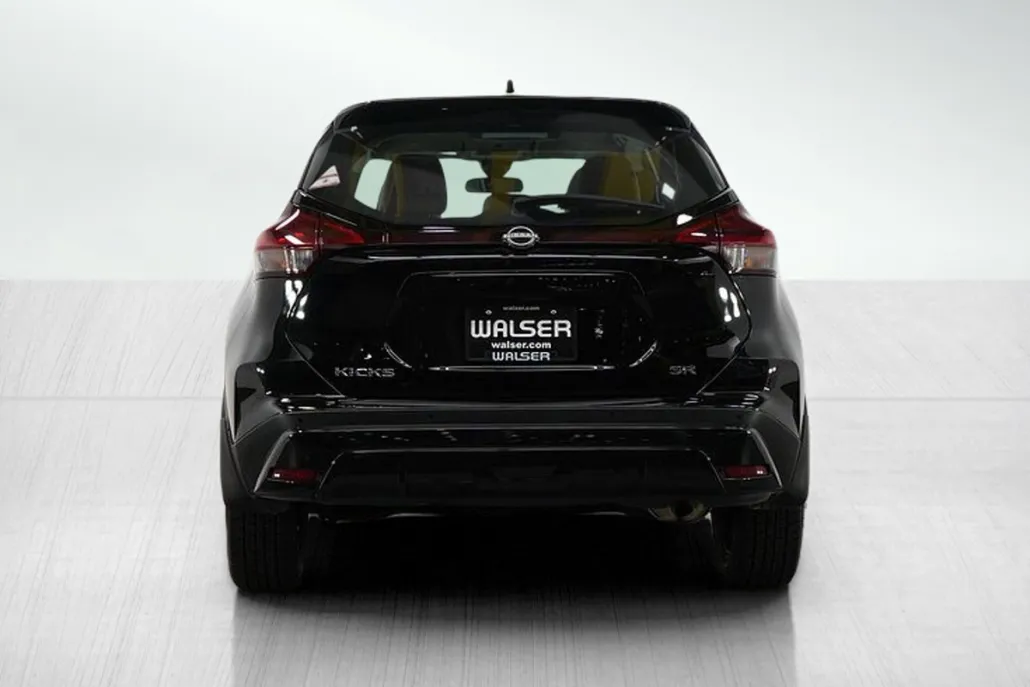 2023 Nissan Kicks SR photo 1