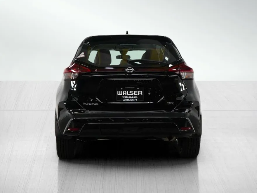 2023 Nissan Kicks SR photo 1