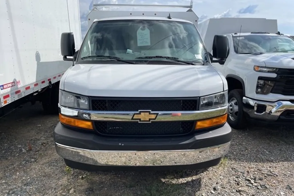 2025 Chevrolet Express Cutaway 3500 photo 1