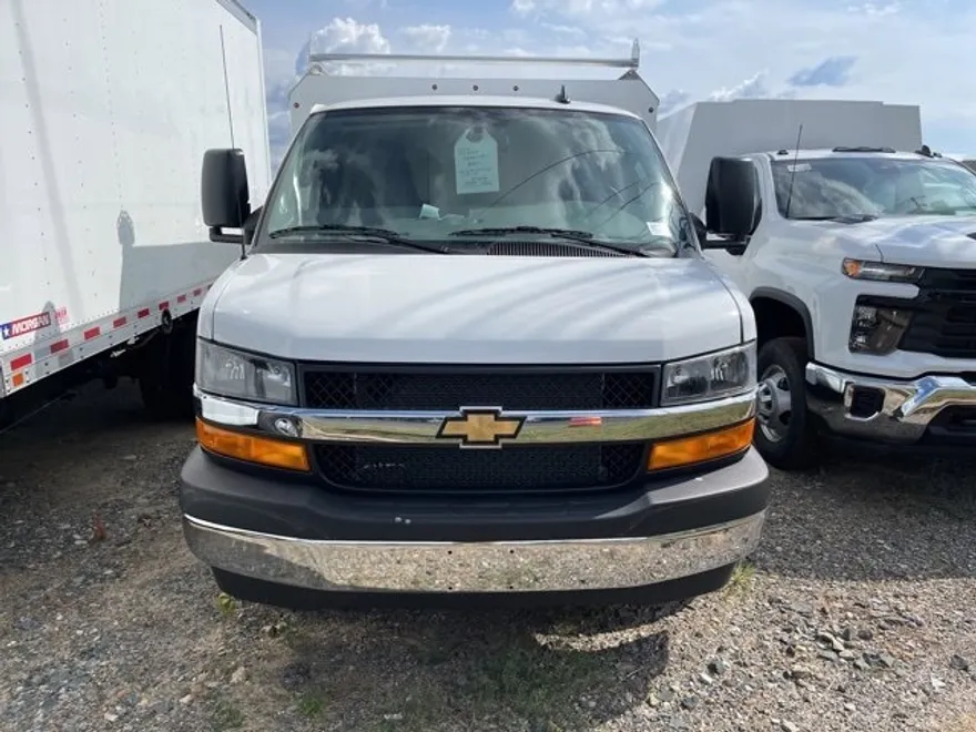 2025 Chevrolet Express Cutaway 3500 photo 1