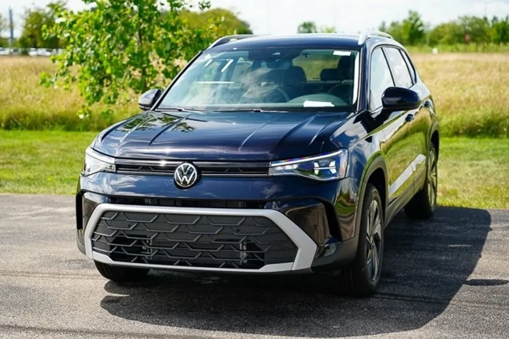 2025 Volkswagen Taos SE photo 1