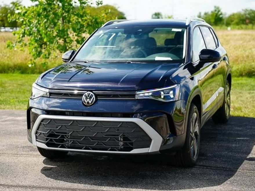2025 Volkswagen Taos SE photo 1