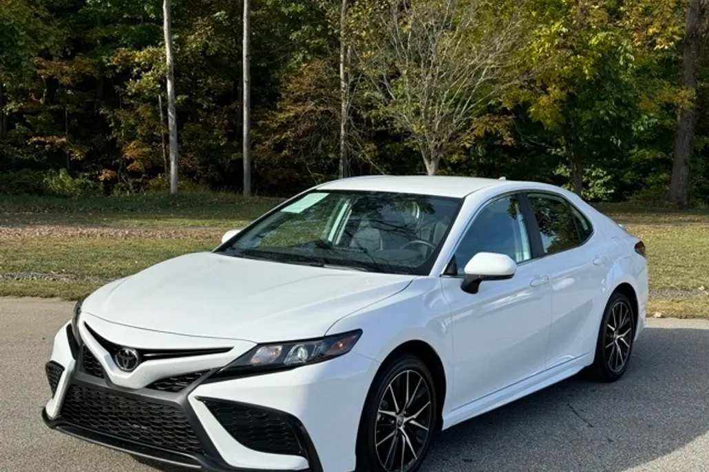 2024 Toyota Camry SE photo 1