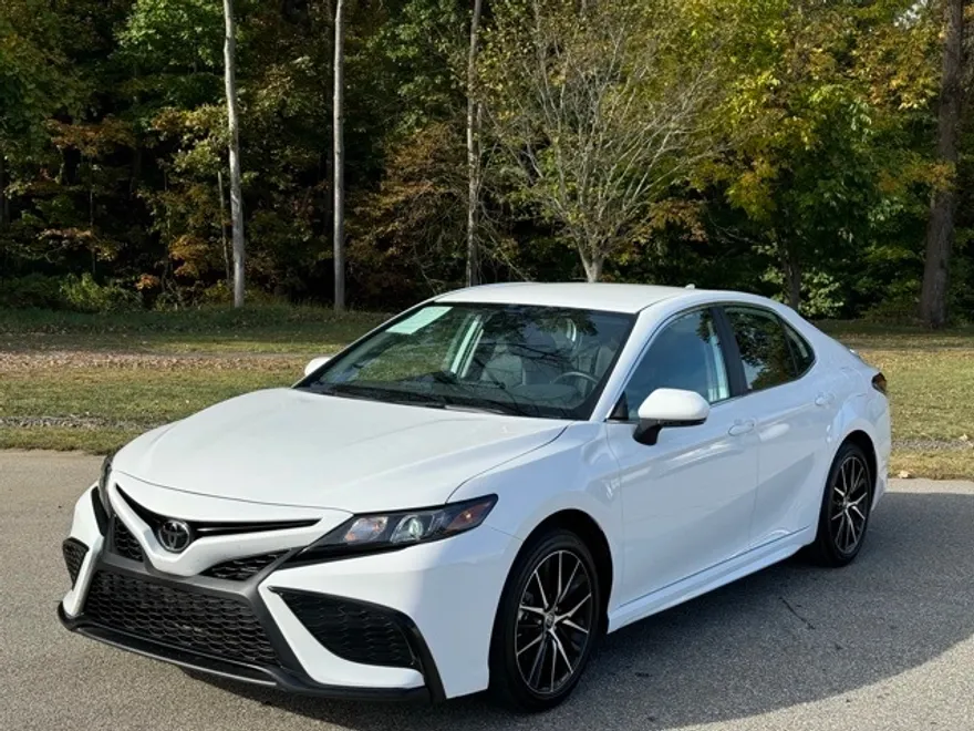 2024 Toyota Camry SE photo 1