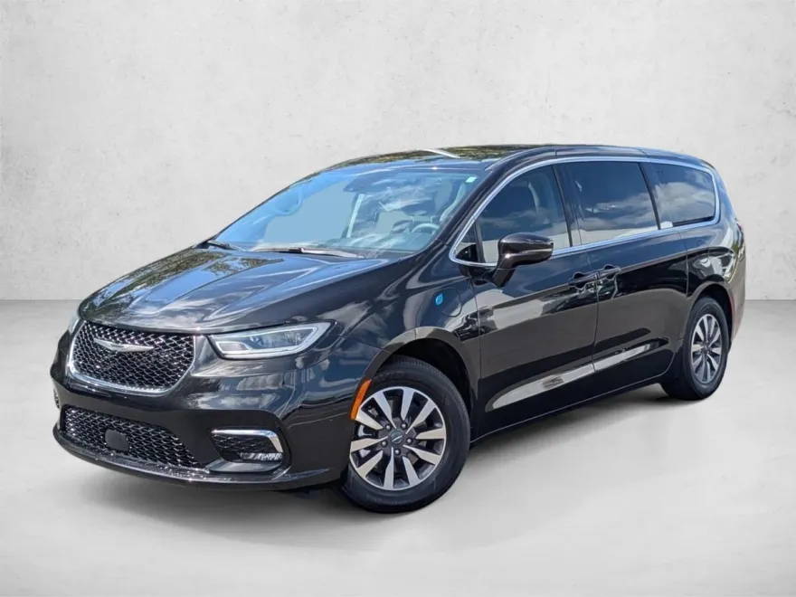 2022 Chrysler Pacifica Hybrid Touring L photo 1