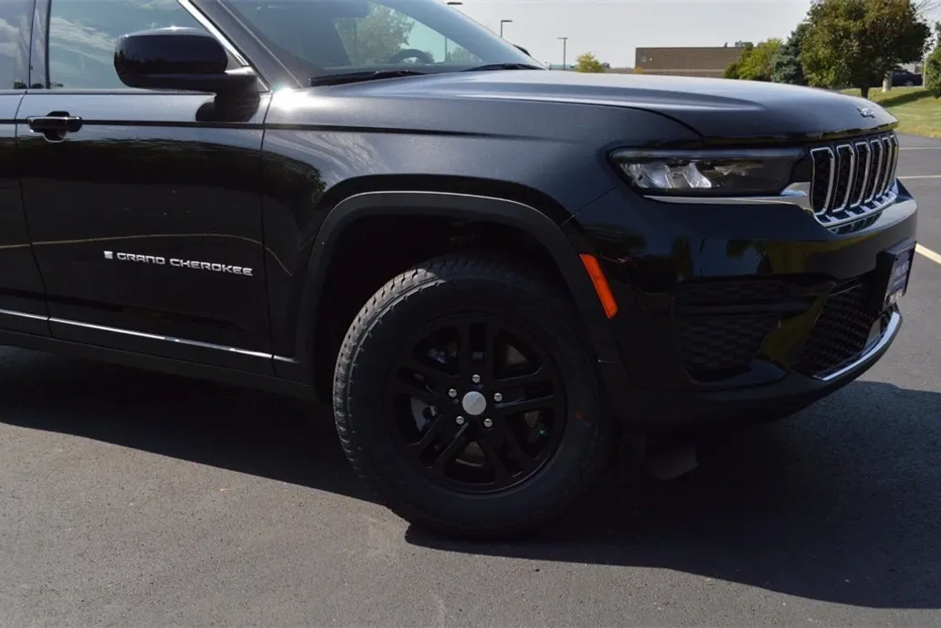2025 Jeep Grand Cherokee Laredo photo 1