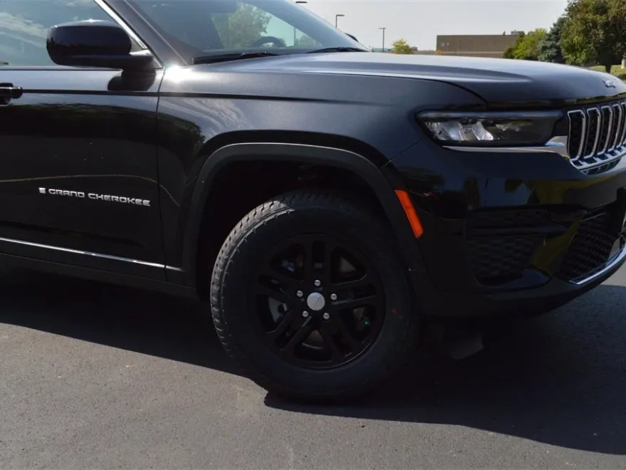 2025 Jeep Grand Cherokee Laredo photo 1