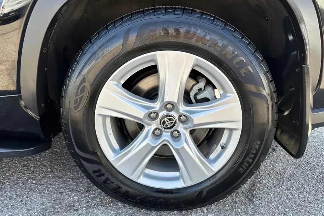 2021 Toyota Highlander LE photo 1
