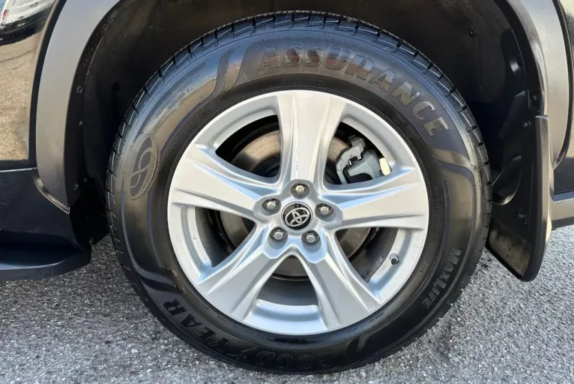 2021 Toyota Highlander LE photo 1