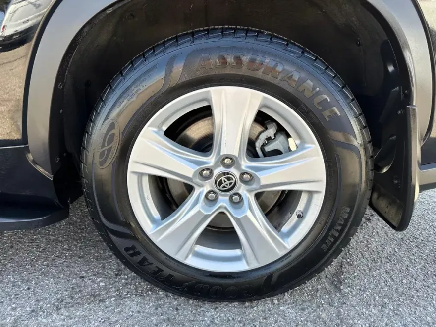 2021 Toyota Highlander LE photo 1