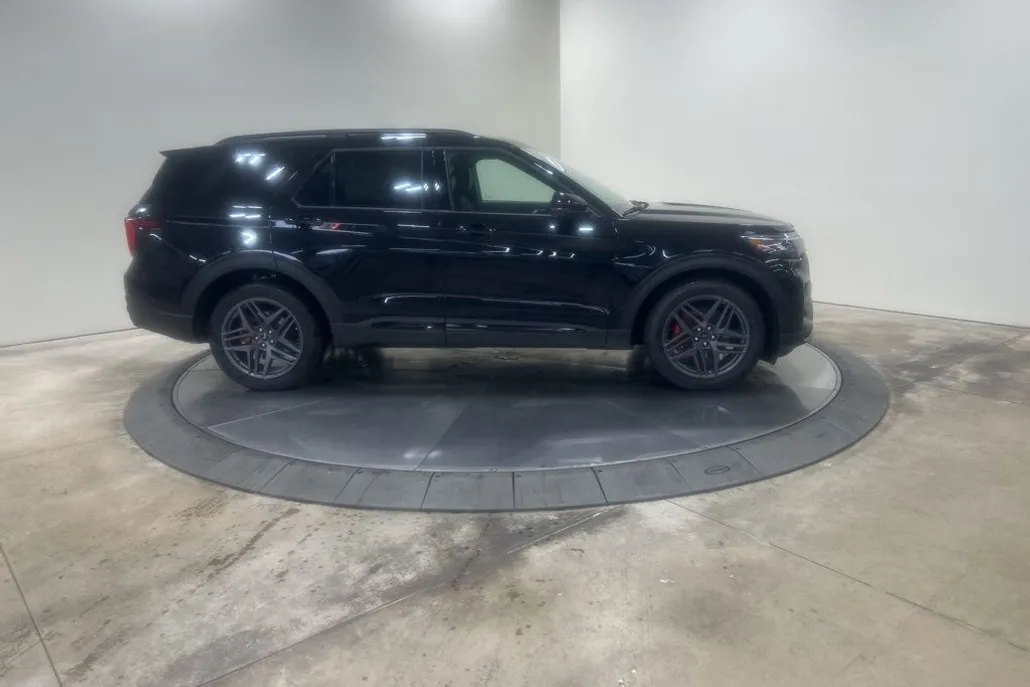 2025 Ford Explorer ST photo 1