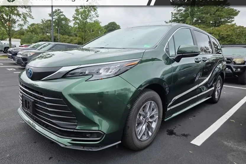 2025 Toyota Sienna LE photo 1