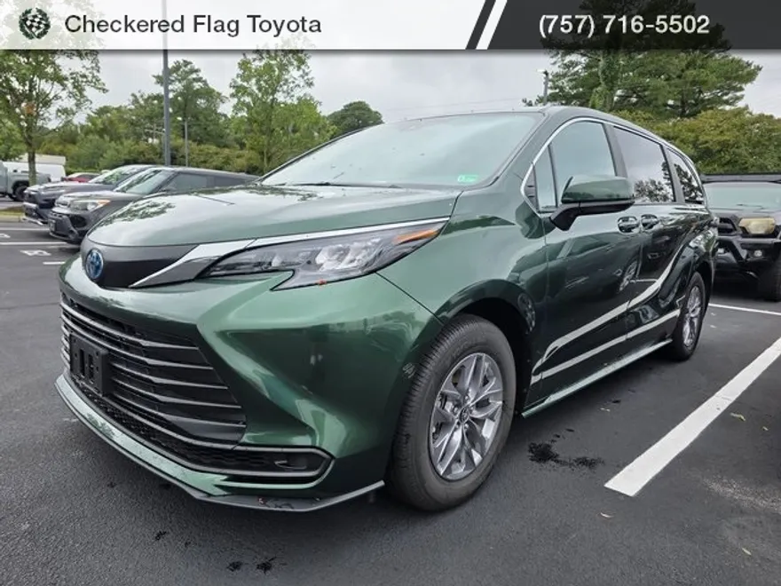 2025 Toyota Sienna LE photo 1