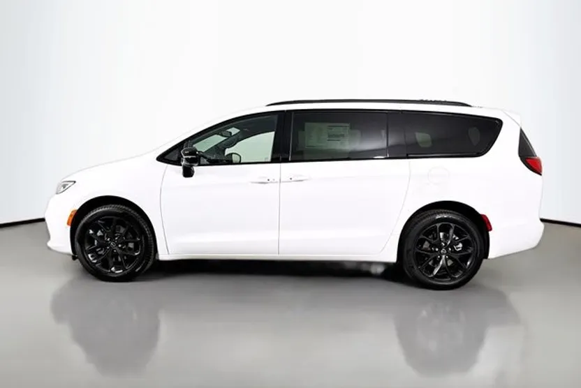2026 Chrysler Pacifica Limited photo 1