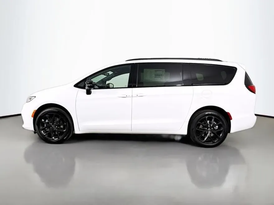 2026 Chrysler Pacifica Limited photo 1