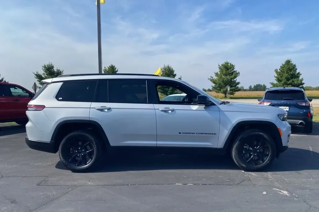 2024 Jeep Grand Cherokee Altitude photo 1