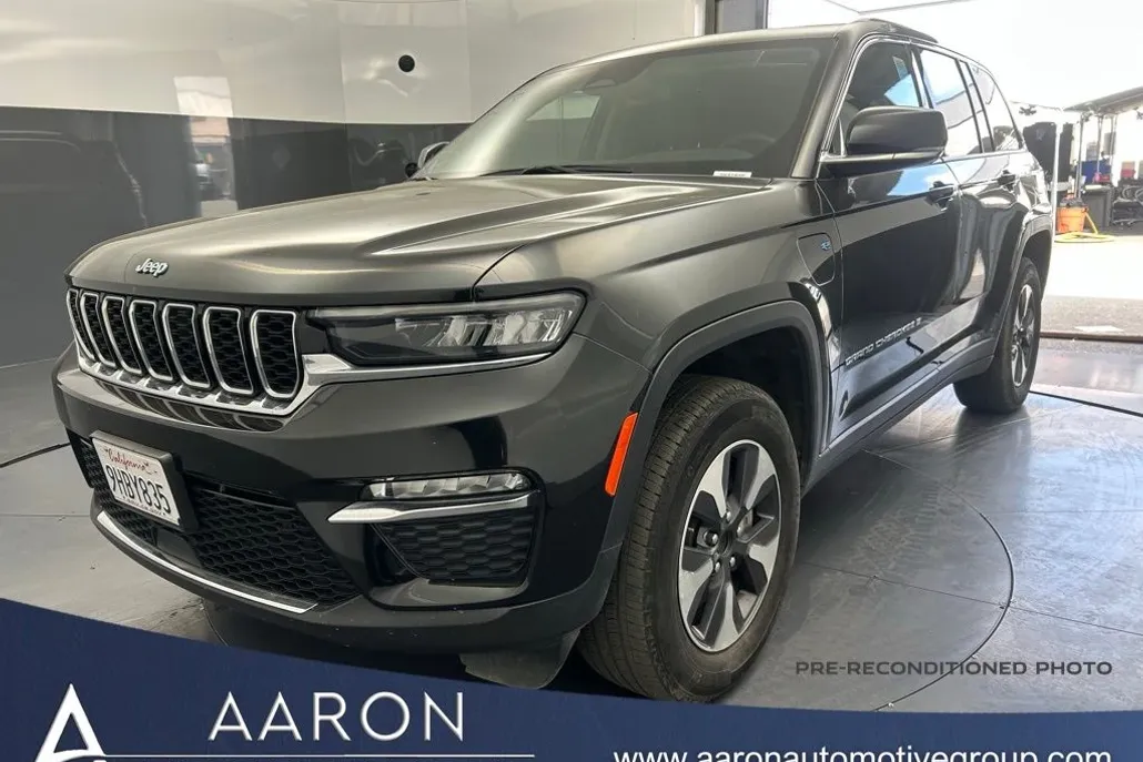 2023 Jeep Cherokee Base photo 1