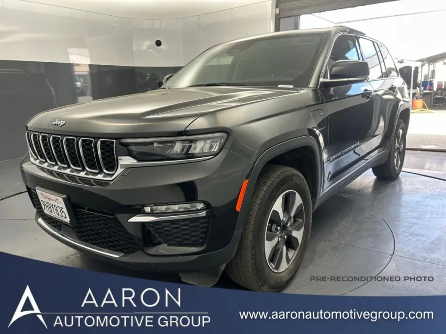 2023 Jeep Cherokee Base photo 1