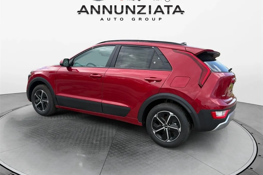 2025 Kia Niro LX photo 1