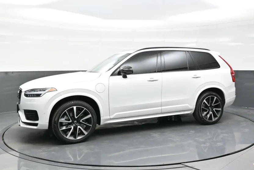 2023 Volvo XC90 T8 Plus photo 1