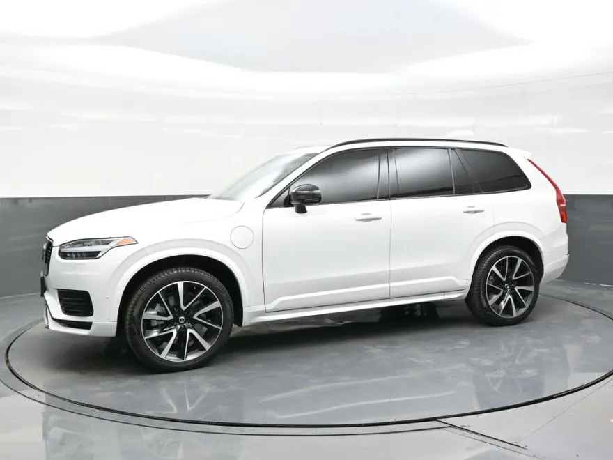 2023 Volvo XC90 T8 Plus photo 1