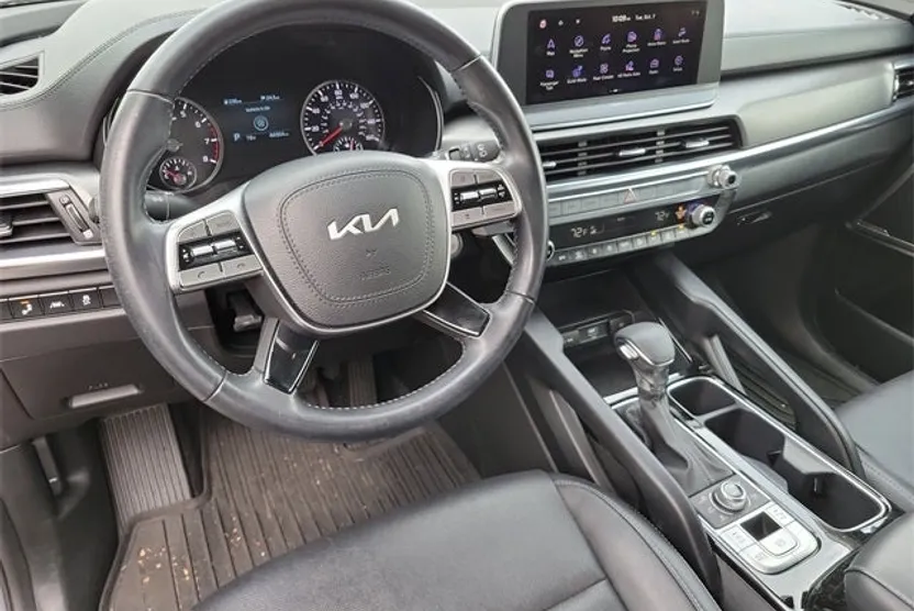 2022 Kia Telluride LX photo 1