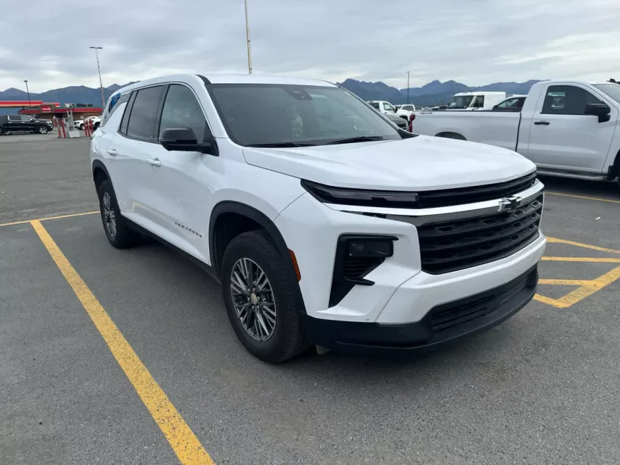 2024 Chevrolet Traverse LS photo 1
