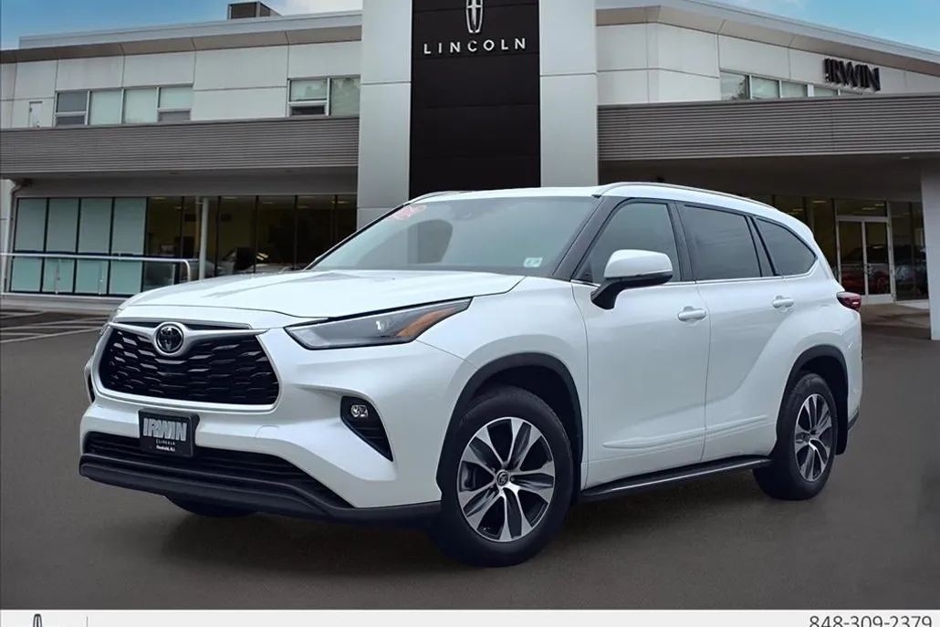 2022 Toyota Highlander XLE photo 1