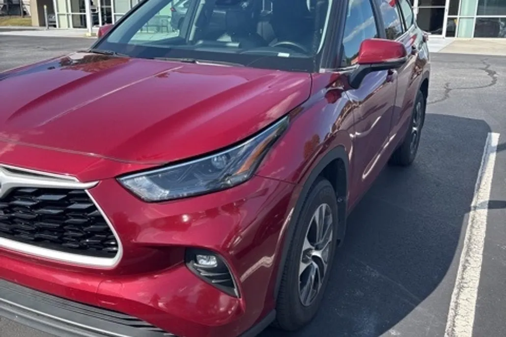 2023 Toyota Highlander XLE photo 1