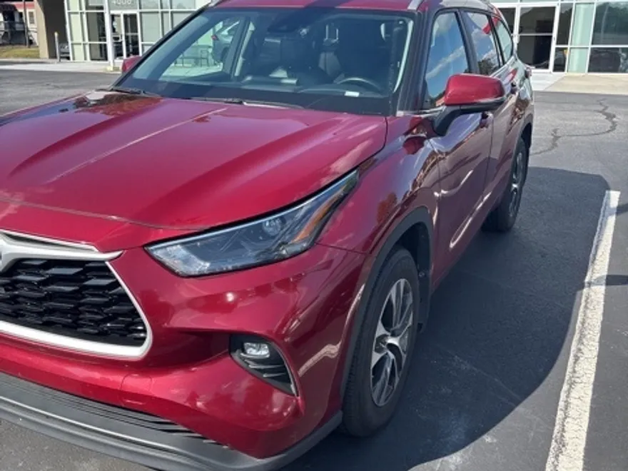 2023 Toyota Highlander XLE photo 1