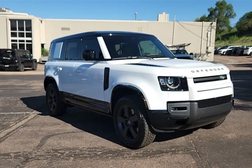 2025 Land Rover Defender 110 V8 photo 1