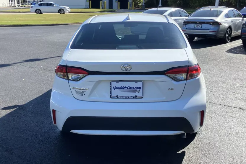2021 Toyota Corolla LE photo 1