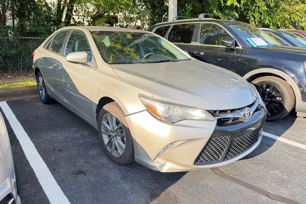 2017 Toyota Camry SE photo 1