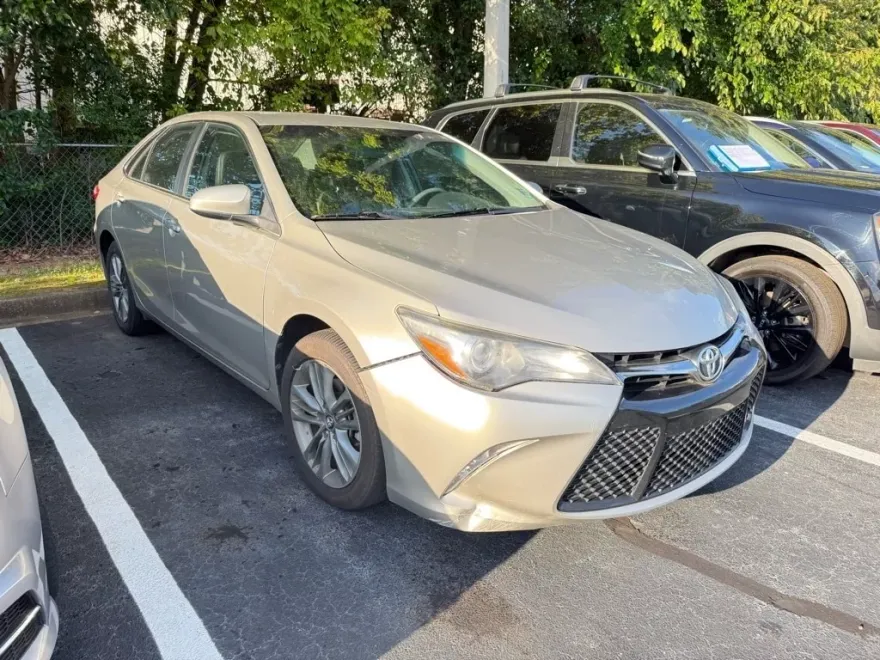 2017 Toyota Camry SE photo 1