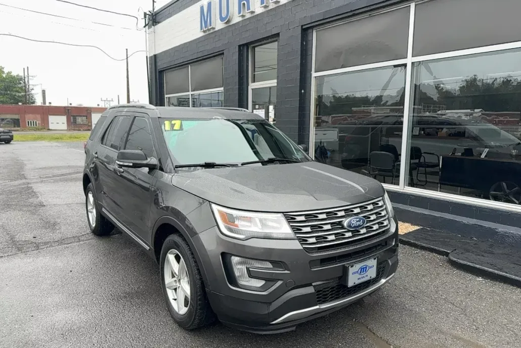 2017 Ford Explorer XLT photo 1